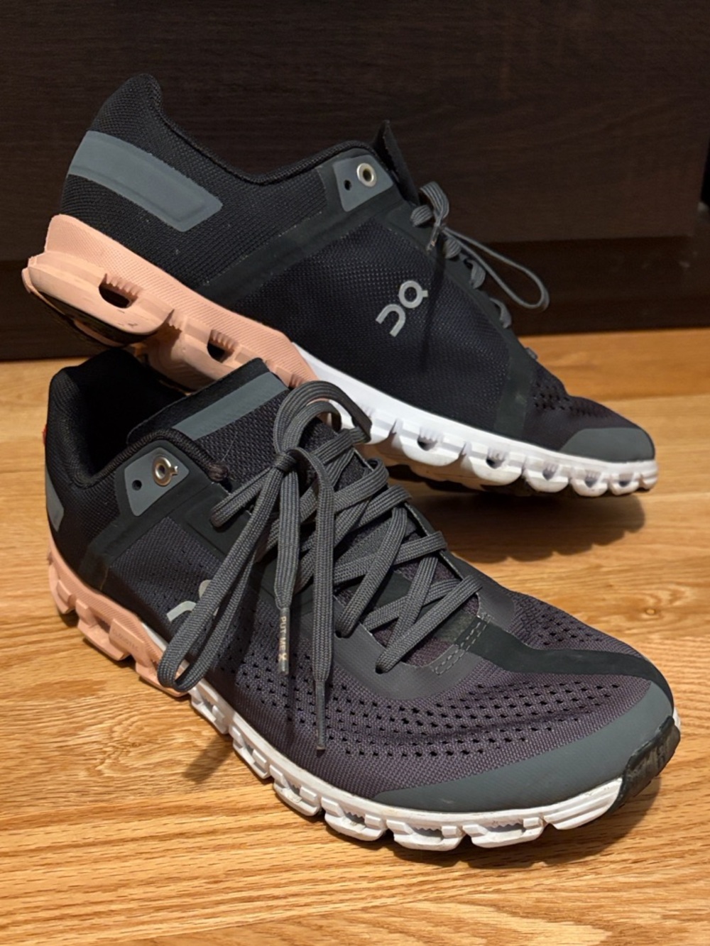 On Running Cloudflow Running Shoes — Black with Peach Accent 8.5 Women’s